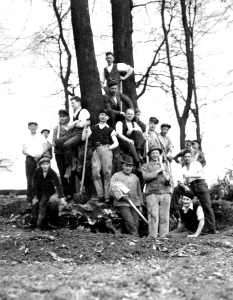Gemeinschaftsarbeit am Sportplatz, 1930