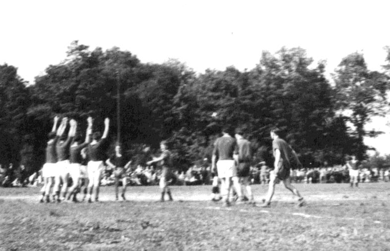Neubeginn auf dem Sportplatz, 1945